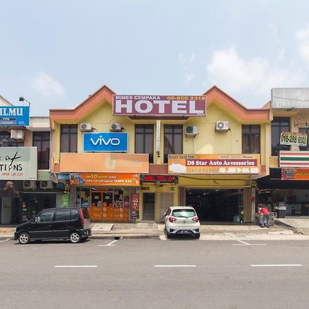 Oyo 44072 Mines Cempaka Hotel Nilai Extérieur photo