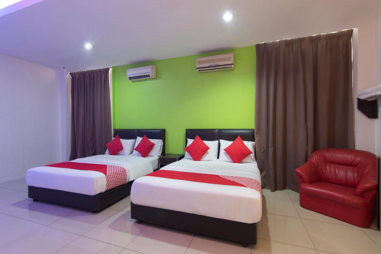 Oyo 44072 Mines Cempaka Hotel Nilai Extérieur photo