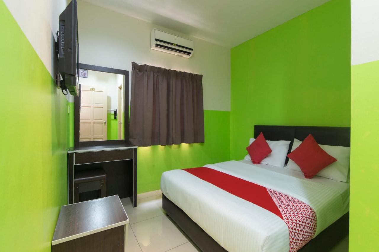 Oyo 44072 Mines Cempaka Hotel Nilai Extérieur photo