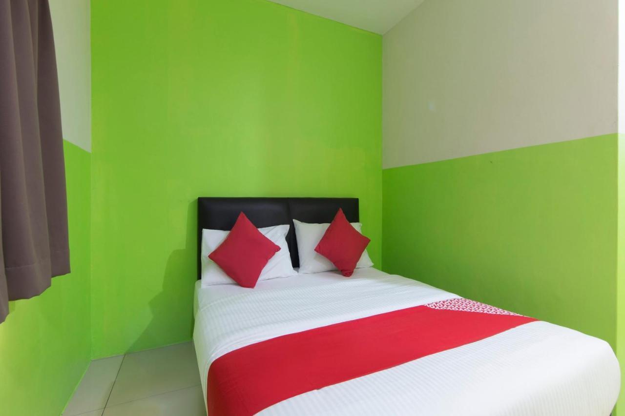 Oyo 44072 Mines Cempaka Hotel Nilai Extérieur photo