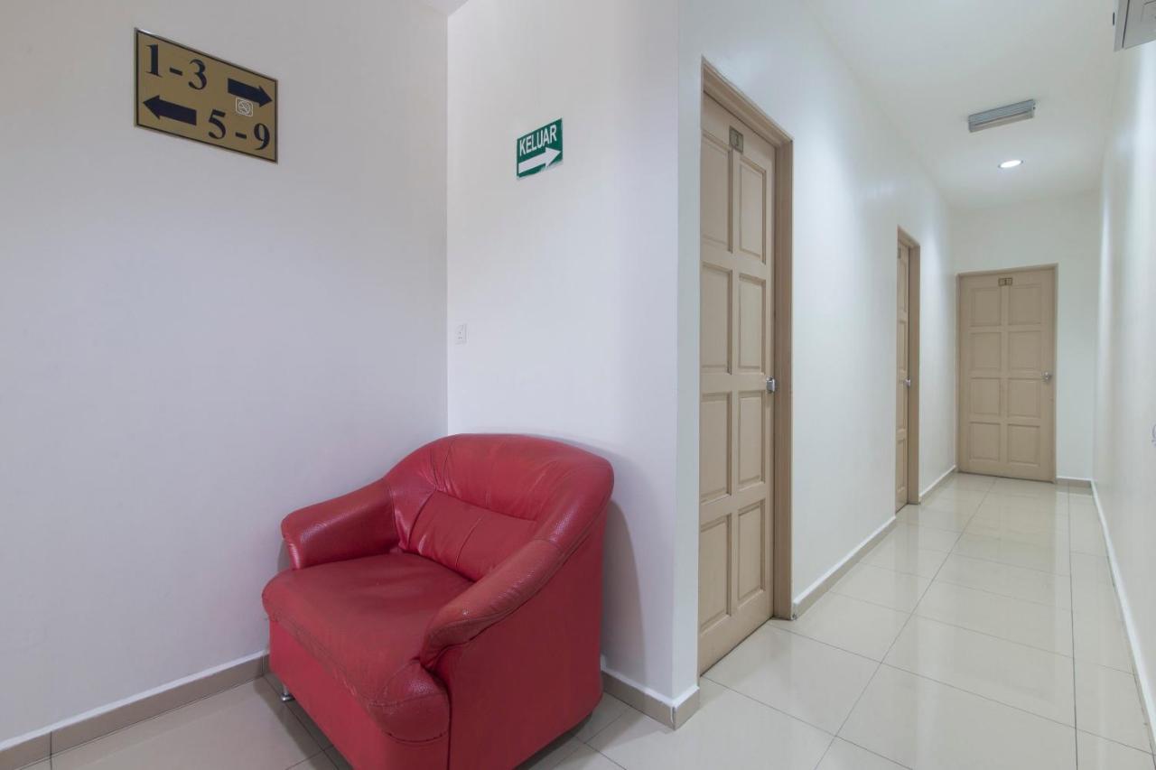 Oyo 44072 Mines Cempaka Hotel Nilai Extérieur photo
