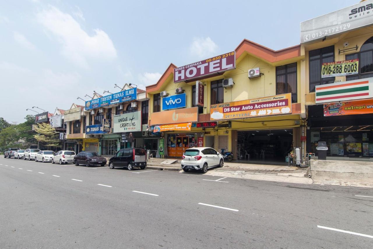 Oyo 44072 Mines Cempaka Hotel Nilai Extérieur photo