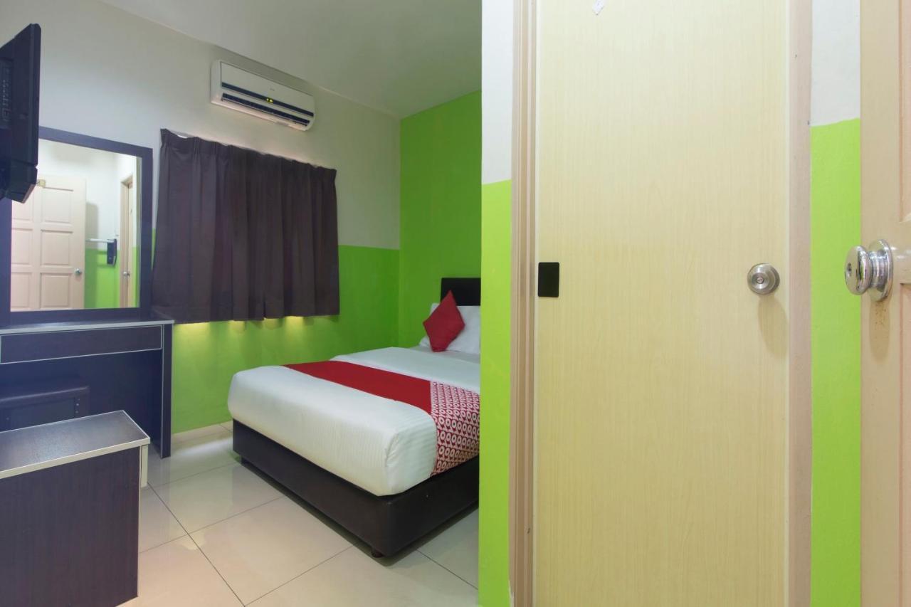 Oyo 44072 Mines Cempaka Hotel Nilai Extérieur photo