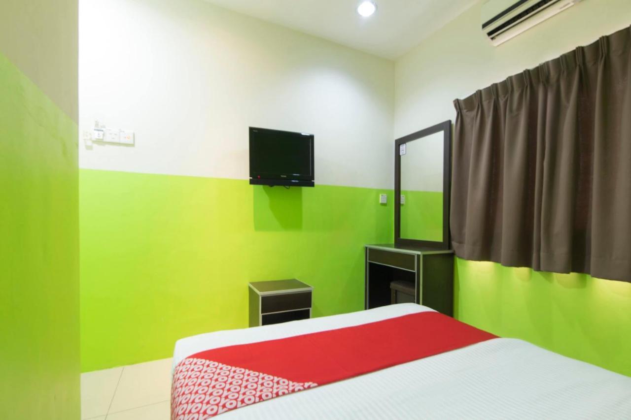 Oyo 44072 Mines Cempaka Hotel Nilai Extérieur photo
