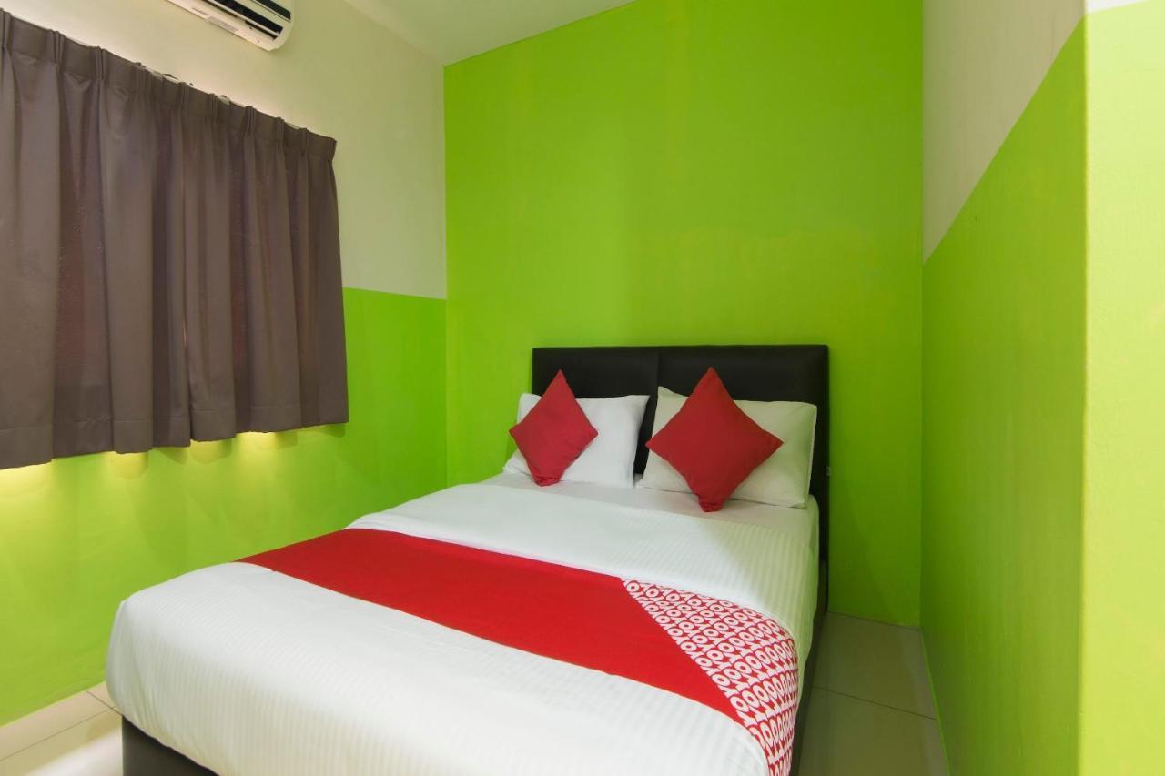Oyo 44072 Mines Cempaka Hotel Nilai Extérieur photo
